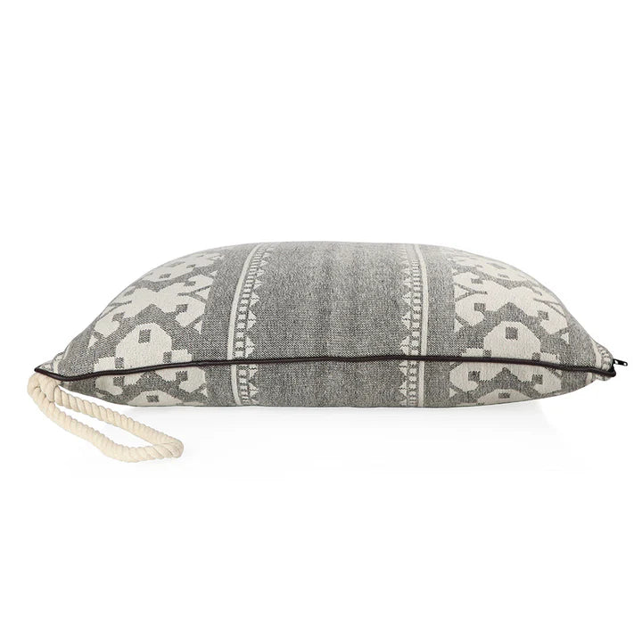 Pawpourri Aztec Printed Knife Edge Bed M/L 26 x 34 x 4"
