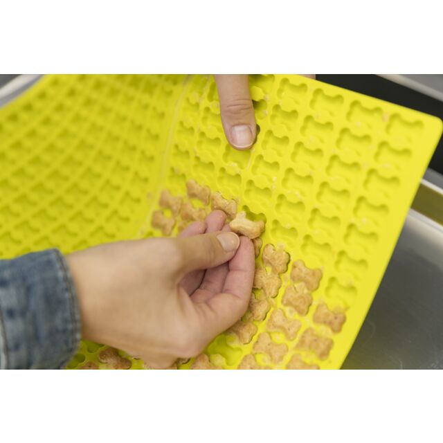 Trixie Baking Mat with Bones Shape 38cmx28cm